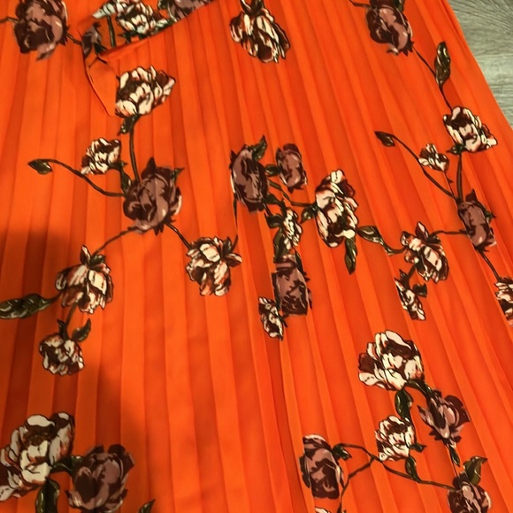 Woman’s Lulus dress - Picture 4 of 8